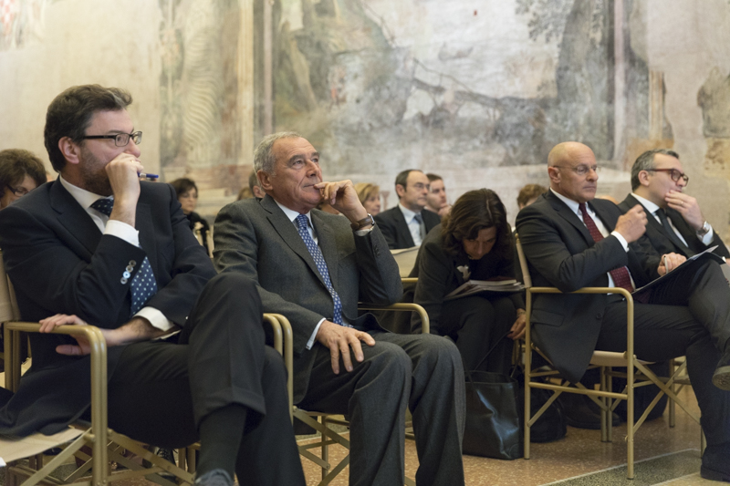 Il Presidente Grasso ascolta l'introduzione di Enrico Giovannini, Portavoce dell'Alleanza italiana per lo sviluppo sostenibile.
