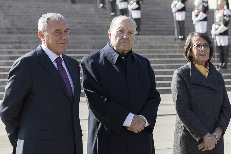 Il Presidente Grasso attende l'arrivo del Capo dello Stato insieme al Presidente della Corte Costituzionale, Paolo Grossi, e alla Vice Presidente della Camera dei deputati Marina Sereni.
