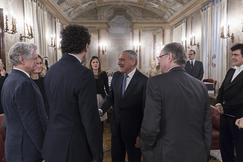 Il Presidente Grasso incontra in Sala Pannini le autorità intervenute in Senato per la cerimonia.