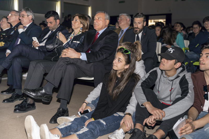 Il Presidente del Senato, accanto al Prefetto di Bari, Marilisa Magno, al Sindaco, Antonio Decaro, durante la presentazione del progetto 
