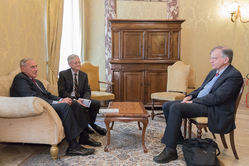 Il Presidente Grasso incontra nello studio adiacente la Sala Zuccari, Valdo Spini, Presidente dell'Associazione delle istituzioni di cultura italiane, e Claudio Marazzini, Presidente dell'Accademia della Crusca.