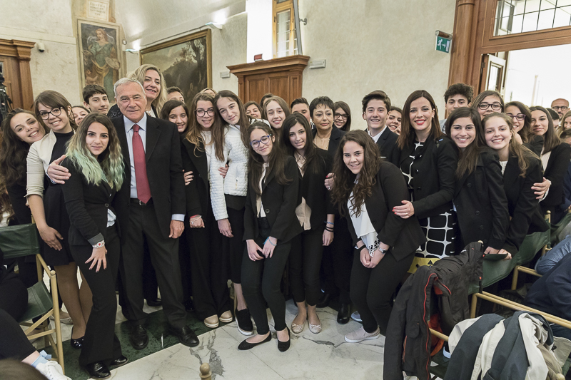 Il Presidente Grasso posa per una foto ricordo con i ragazzi della scuola media statale 