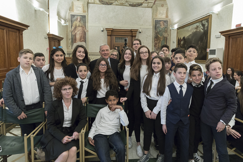 Il Presidente Grasso posa per una foto ricordo con i ragazzi dell'Istituto Comprensivo 1 Poggibonsi di Poggibonsi (SI), scuola vincitrice del concorso 