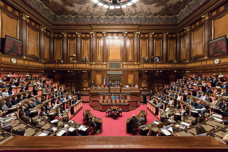 Il Presidente del Senato, Pietro Grasso, e il Vice Presidente della Camera dei deputati, Simone Baldelli, fanno ingresso in Aula.