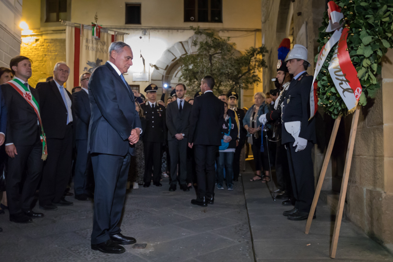 Il Presidente Grasso durante la deposizione di una corona davanti alla lapide che ricorda le vittime della strage