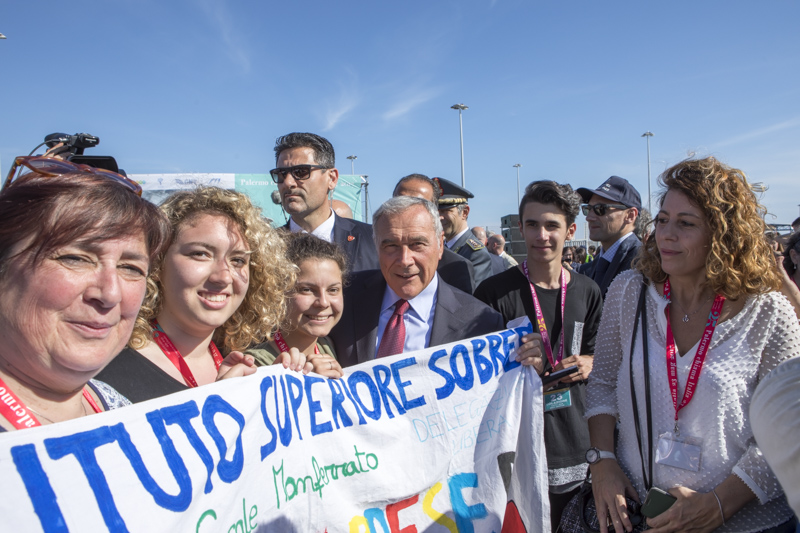 Il Presidente Grasso al Porto di Civitavecchia insieme agli studenti partecipanti all'iniziativa della Nave della Legalità.