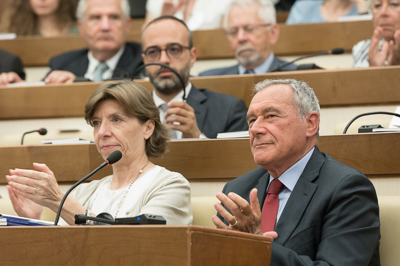 Il Presidente Grasso segue i lavori del convegno. A sinistra, l'Ambasciatrice di Francia in Italia, Catherine Colonna.