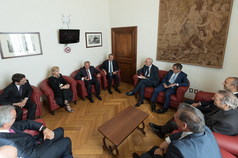 Il Presidente Grasso incontra i relatori del convegno.