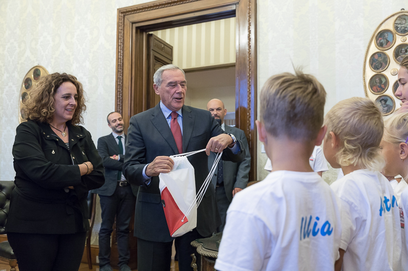 Il Presidente Grasso consegna dei regali ai ragazzi presenti.