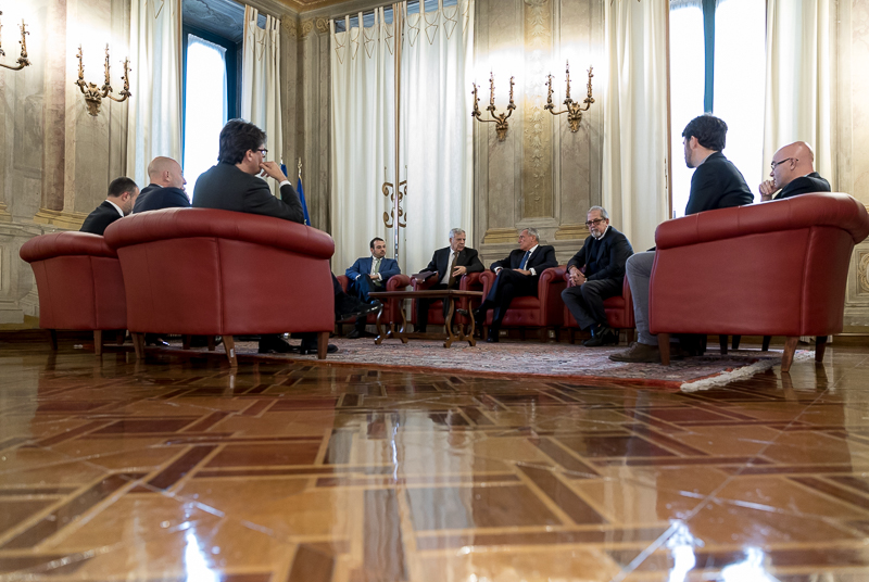 Il Presidente del Senato, Pietro Grasso, incontra i relatori del convegno nella Sala Pannini.