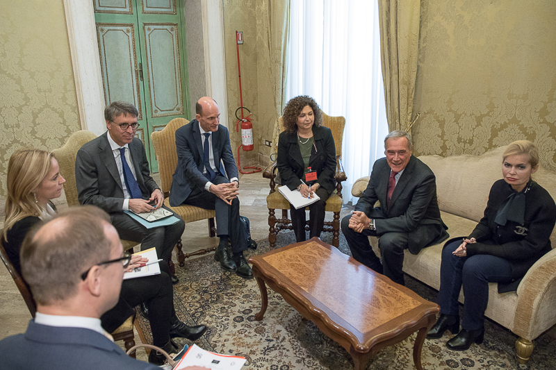 Il Presidente del Senato, Pietro Grasso, incontra i relatori del seminario.