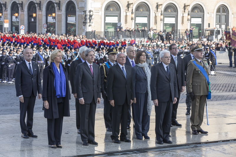 Il Presidente Grasso con le altre autorità assiste alla Cerimonia dell'alzabandiera ed all'esecuzione dell'Inno nazionale