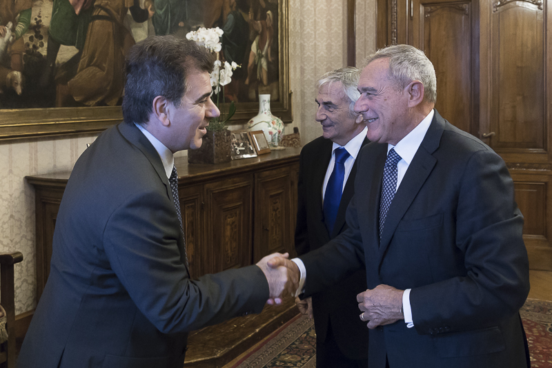 Il Presidente del Senato, Pietro Grasso, accoglie il Ministro della Sicurezza della provincia di Buenos Aires, Cristian Ritondo.