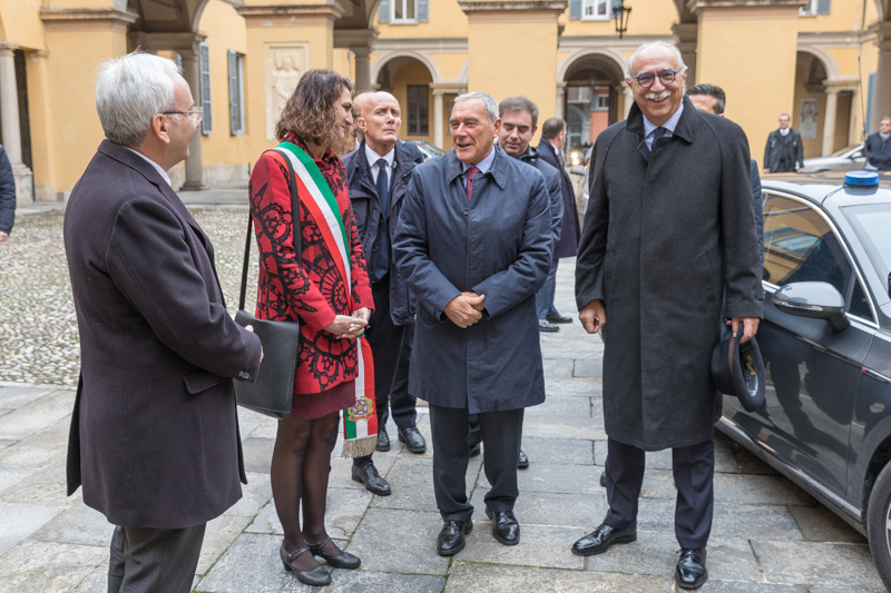 Il Presidente Grasso, accompagnato dal Vice Segretario Generale per la 1ª Area, Federico Silvio Toniato, è accolto dal Magnifico Rettore, Fabio Rugge, e dal Prefetto di Pavia, Attilio Visconti