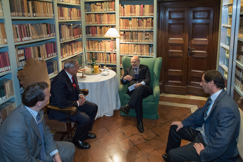Il Presidente Grasso incontra i relatori del convegno in un salottino adiacente la sala 