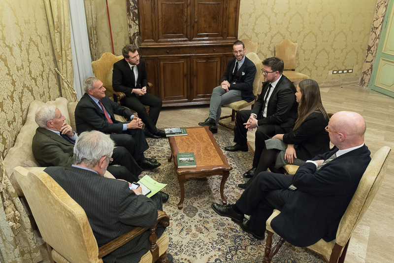 Il Presidente del Senato Pietro Grasso incontra gli autori del documentario e i relatori della presentazione.