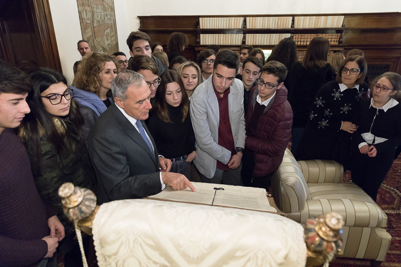 Il Presidente del Senato, Pietro Grasso, accompagna i ragazzi del liceo 