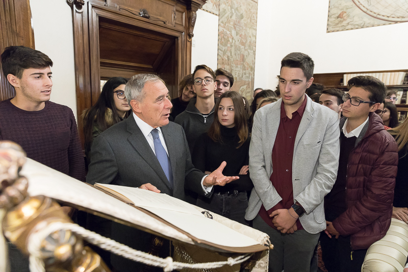 Il Presidente del Senato, Pietro Grasso, accompagna i ragazzi del liceo 