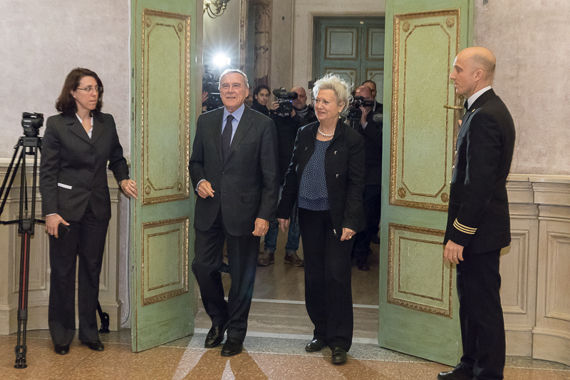 Il Presidente Senato Pietro Grasso arriva nella Sala Zuccari insieme alla curatrice della mostra Serena Baccaglini.