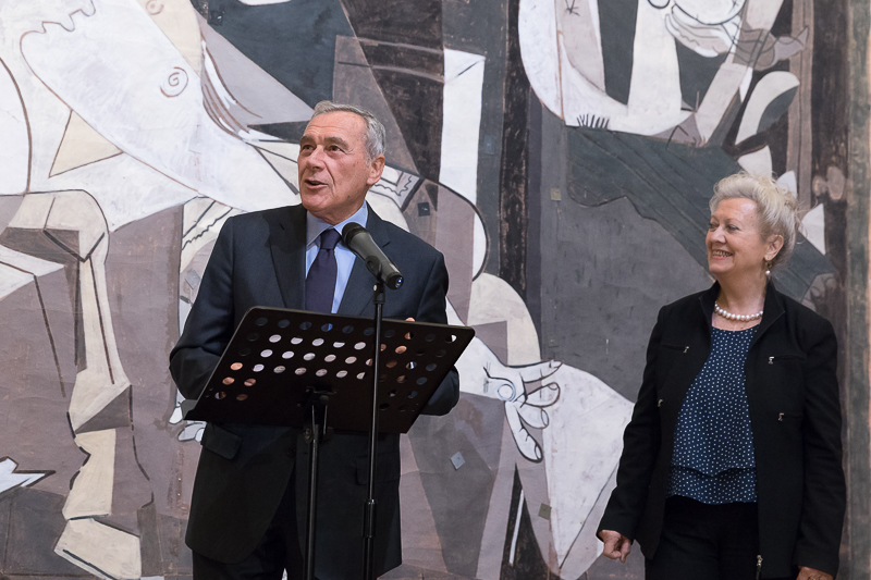 Il Presidente Senato Pietro Grasso arriva nella Sala Zuccari insieme alla curatrice della mostra Serena Baccaglini.