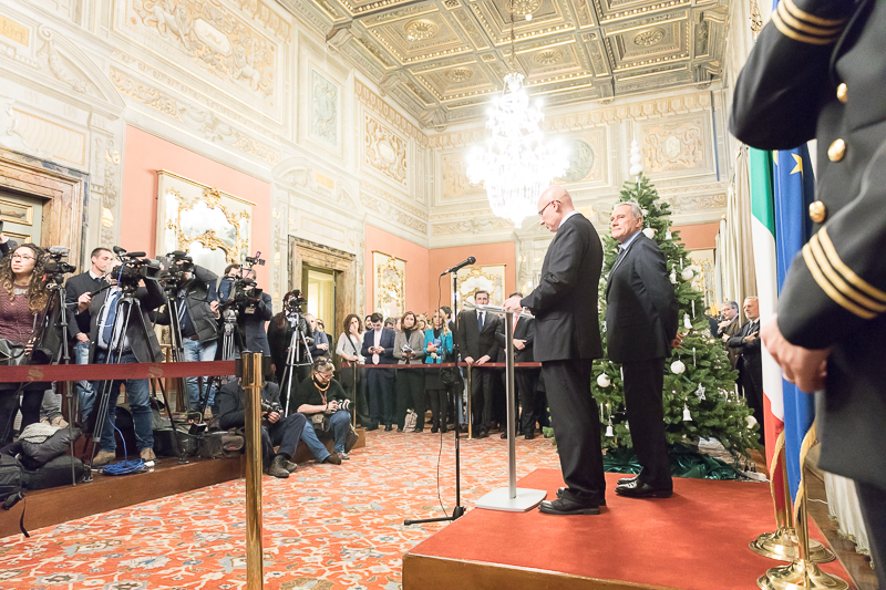 Il Presidente del Senato, Pietro Grasso, ascolta l'intervento del Presidente dell'Associazione Stampa parlamentare, Sergio Amici.