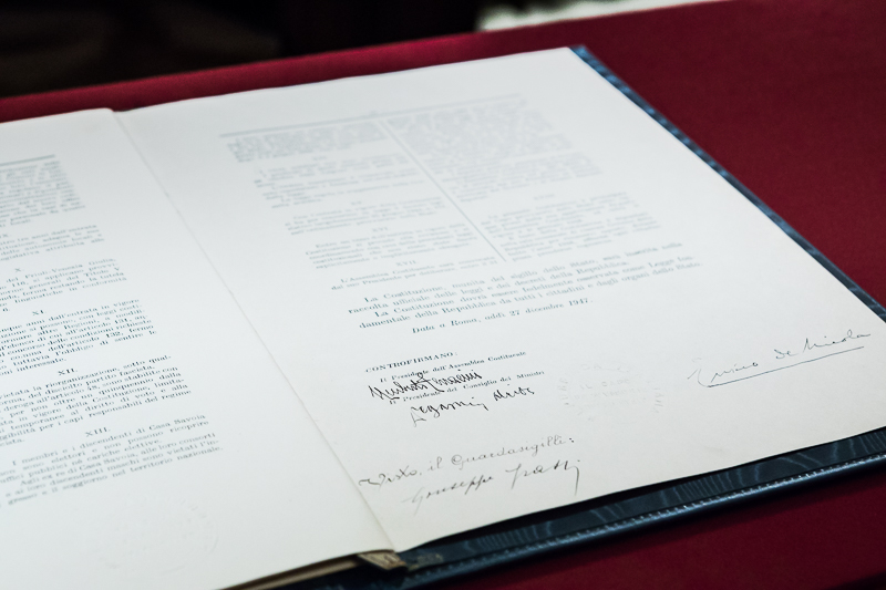 Nella foto una delle tre copie originali della Carta costituzionale.
