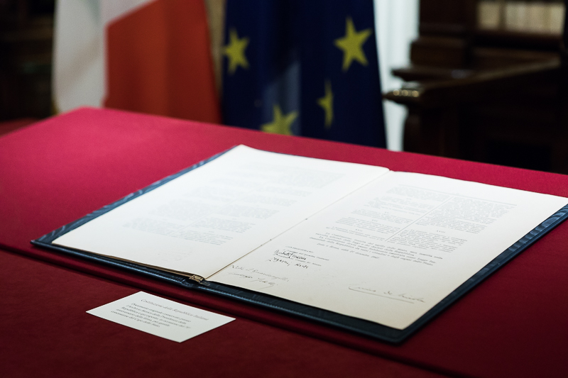 Nella foto una delle tre copie originali della Carta costituzionale posta per la prima volta dopo 70 anni sulla scrivania dove venne firmata il 27 dicembre 1947.