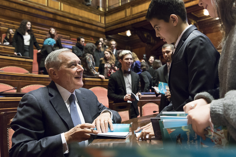 Al termine della cerimonia, il Presidente Grasso firma alcune copie della Costituzione.