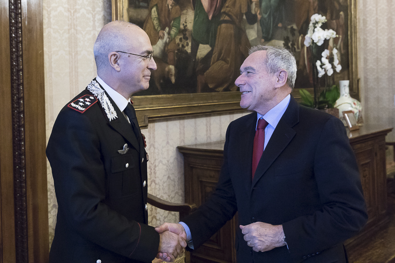 Il Presidente del Senato, Pietro Grasso, accoglie il Comandante generale dell'Arma dei Carabinieri, Gen. C.A. Giovanni Nistri.
