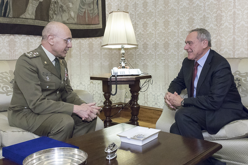 Un momento dell'incontro tra il Presidente del Senato, Pietro Grasso, e il Capo di Stato Maggiore dell'Esercito, Gen. C.A. Danilo Errico.