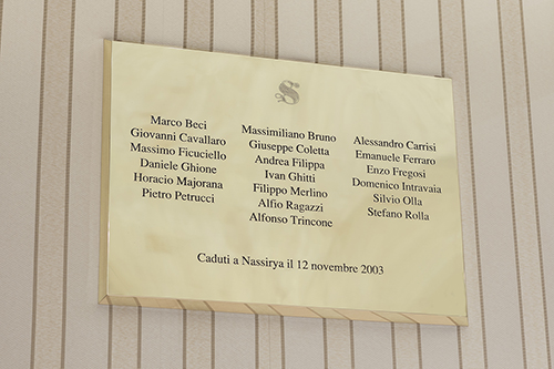 La targa che ricorda le 19 vittime della strage di Nassirya