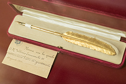 La penna utilizzata da Vittorio Emanuele III per sottoscrivere l'atto di giuramento l'11 agosto 1900
