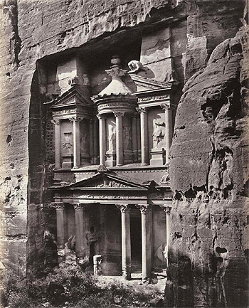 Al-Kazneh, nella zona archeologica di Petra, 1860 ca.