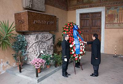 Il Vice Presidente Baccini rende omaggio a De Gasperi Il Vice Presidente Baccini rende omaggio a De Gasperi