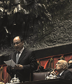 Il Presidente Schifani durante il suo dscorso nell'Aula di Montecitorio. Seduto, il Capo dello Stato
