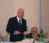 Il presidente della 6a Commissione, sen. Riccardo Pedrizzi, e il senatore Giuliano Amato