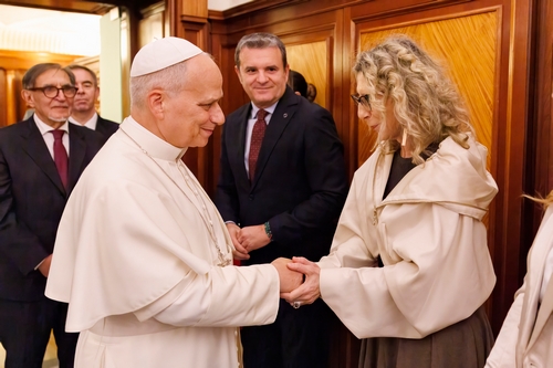 Papa Leone XIV con la Vice Presidente del Senato Anna Rossomando