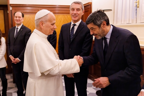 Papa Leone XIV con il senatore Questore Marco Meloni