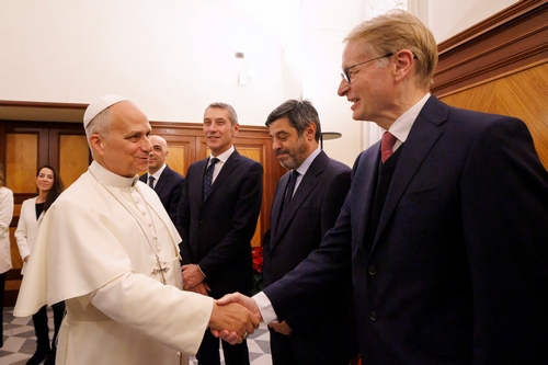Papa Leone XIV con il senatore Lucio Malan