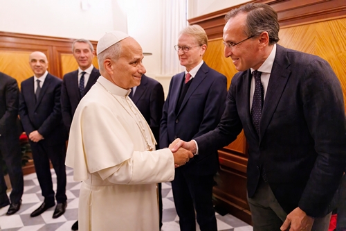 Papa Leone XIV con il senatore Francesco Boccia