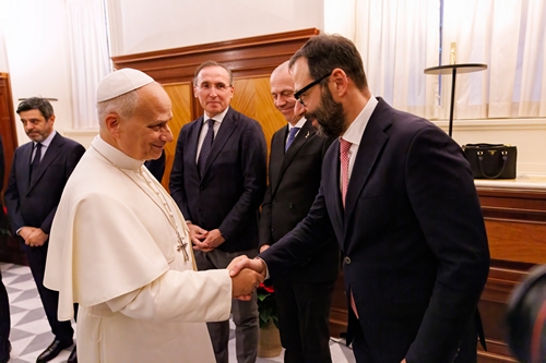 Papa Leone XIV con il senatore Stefano Patuanelli