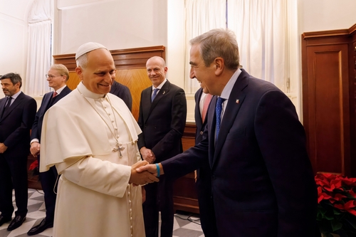 Papa Leone XIV con il senatore Maurizio Gasparri