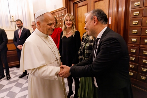 Papa Leone XIV con il senatore Peppe De Cristofaro