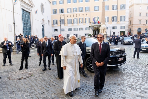 Papa Leone XIV all’arrivo in Piazza della Minerva