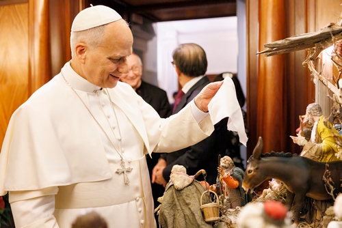 Papa Leone XIV davanti al presepe