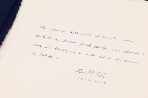 Dettaglio del messaggio autografo del Papa sul libro d’onore