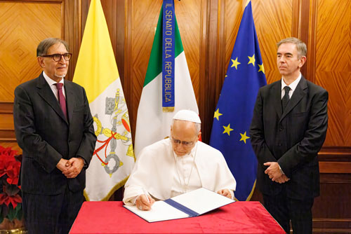 Papa Leone XIV firma il libro d’onore della Biblioteca del Senato