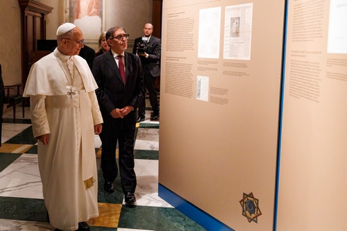 Papa Leone XIV davanti alla vetrina con la Bibbia di Borso d’Este