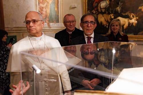 Il Papa insieme alle autorità davanti alla Bibbia di Borso d’Este