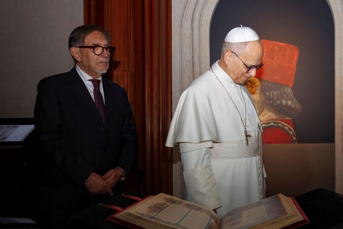 Papa Leone XIV osserva un volume della Bibbia di Borso d’Este in esposizione